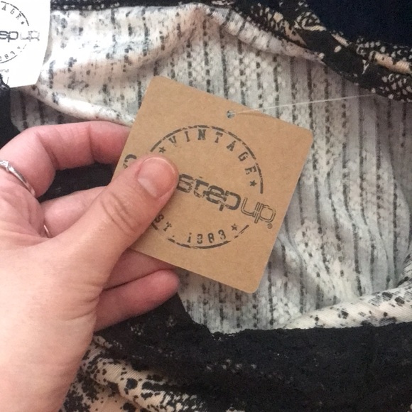 snake print and black lace cami 🐍 - Picture 3 of 5